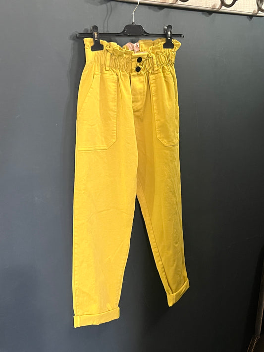 Pantalon taille élastique coupe carotte.
